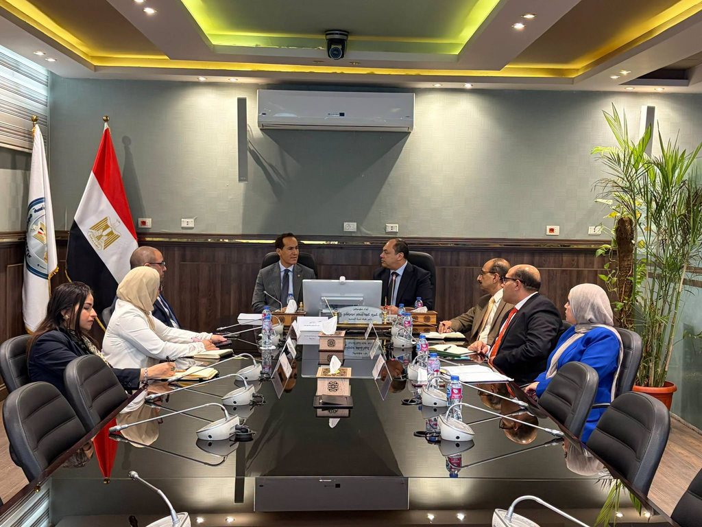 «تنمية الصعيد» وهيئة الاستثمار تبحثان آليات جذب الاستثمارات إلى الصعيد: تحويل المقومات الاقتصادية إلى فرص استثمارية وإنتاجية 2 image 323